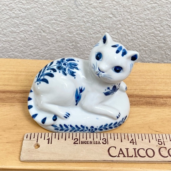 Vintage San Francisco Music Box Co. Blue & White Porcelain Musical Figurine - Picture 5 of 13